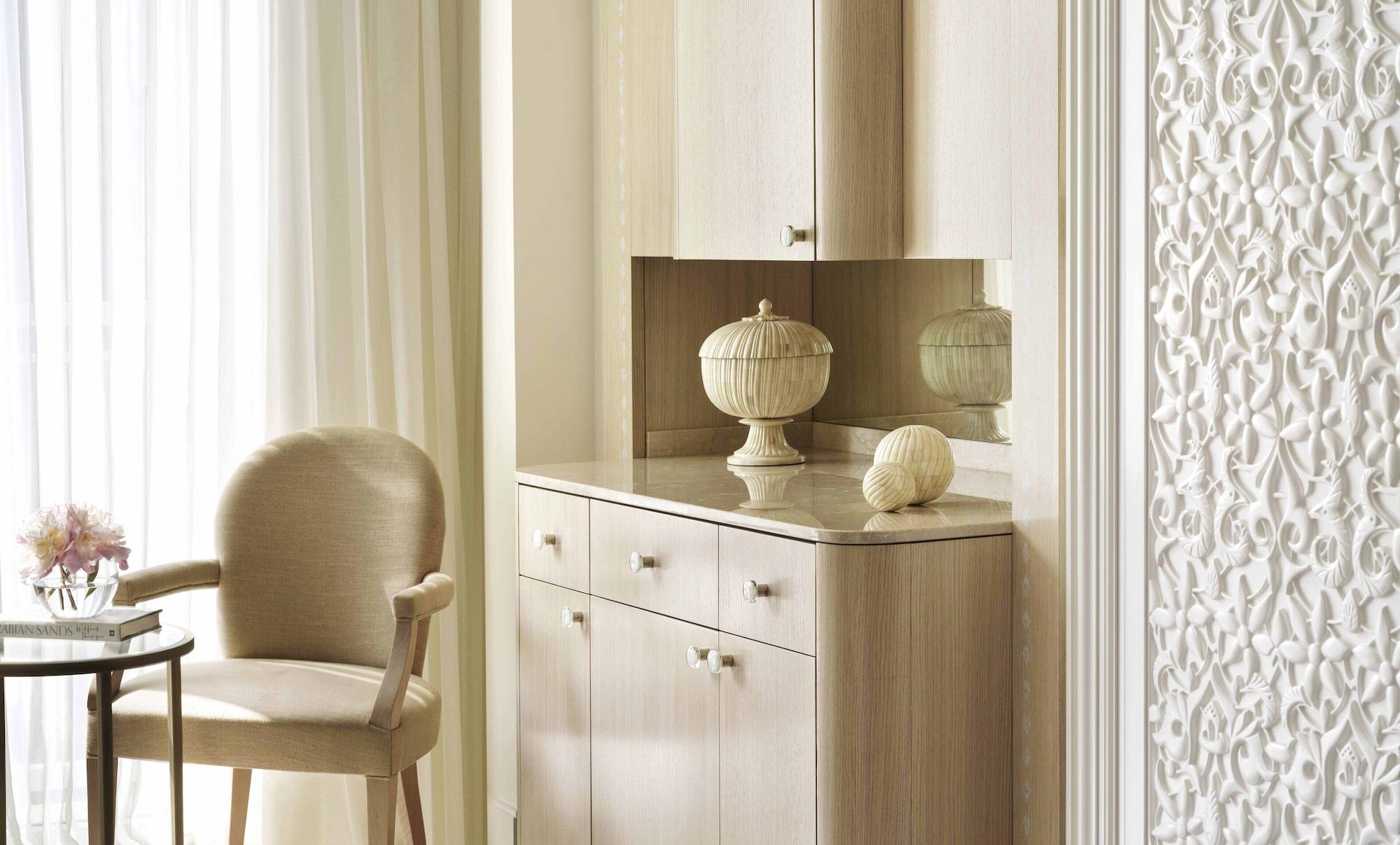 Four Seasons Hotel Доха Экстерьер фото A modern sideboard