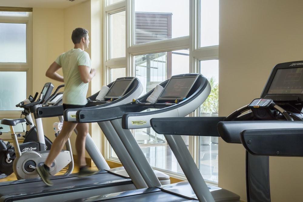 Four Seasons Hotel Доха Экстерьер фото A treadmill
