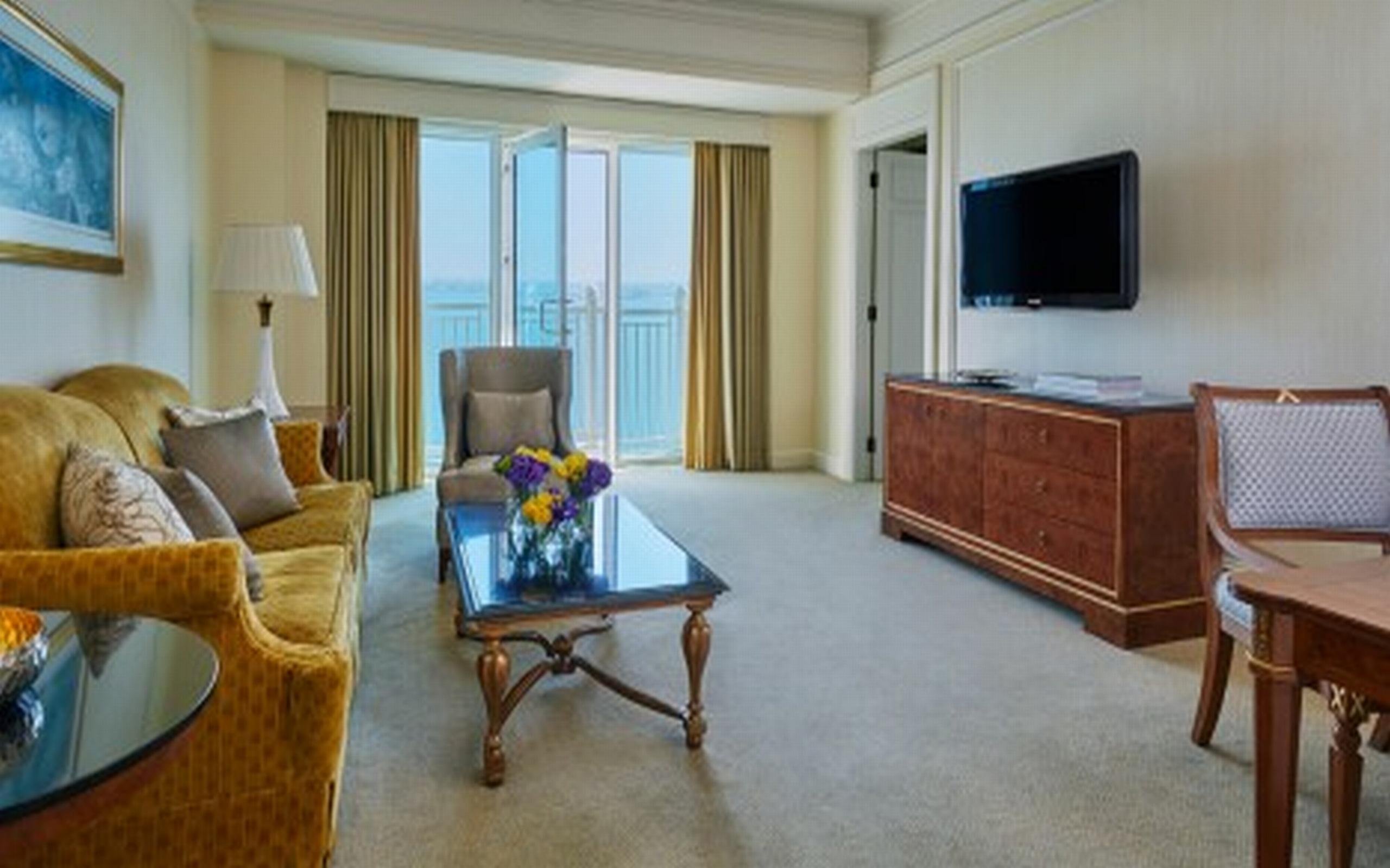 Four Seasons Hotel Доха Экстерьер фото A living room at the Four Seasons Hotel