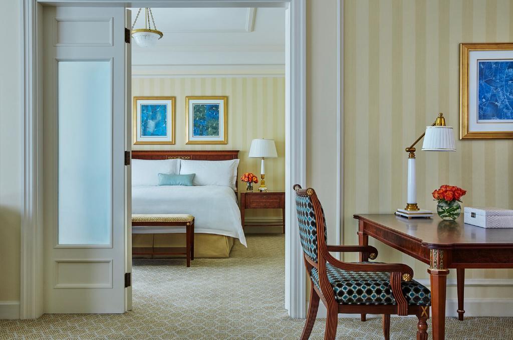 Four Seasons Hotel Доха Экстерьер фото A suite at the Four Seasons Hotel