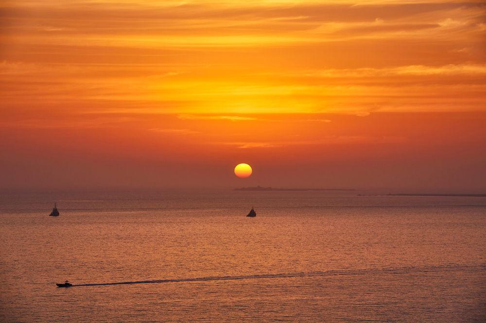 Four Seasons Hotel Доха Экстерьер фото Sunset over the Gulf of Naples