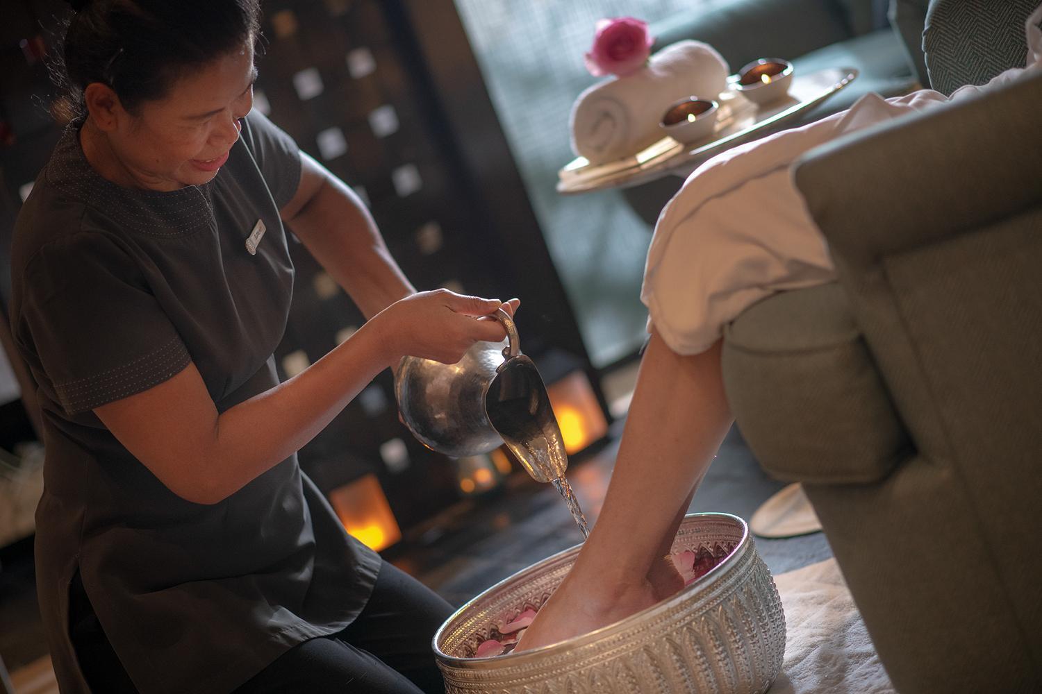 Four Seasons Hotel Доха Экстерьер фото Thai foot massage