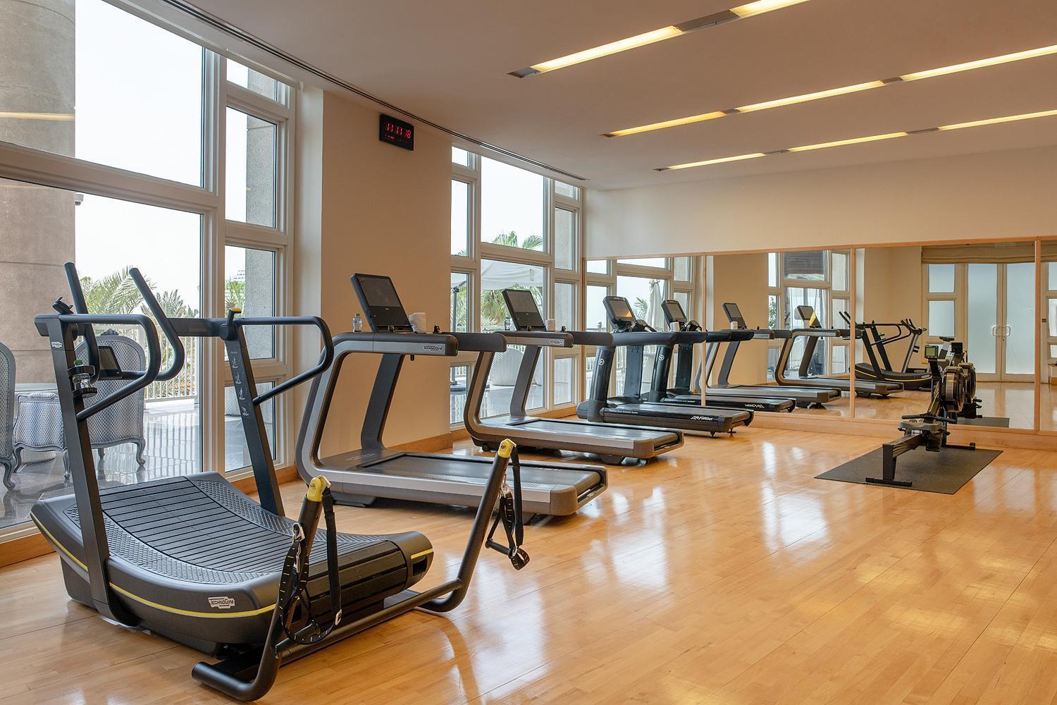 Four Seasons Hotel Доха Экстерьер фото The gym at the hotel