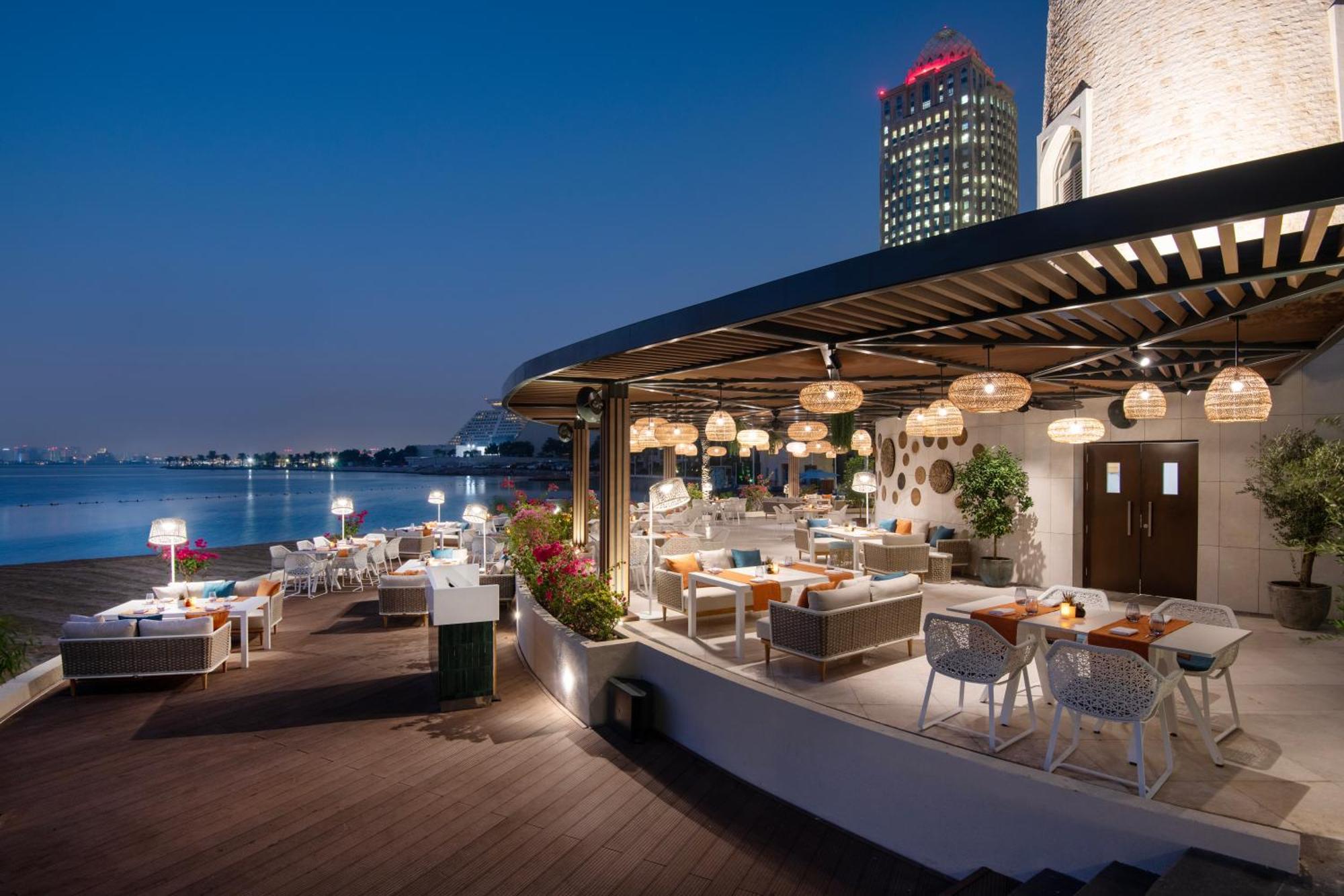 Four Seasons Hotel Доха Экстерьер фото The Deck
