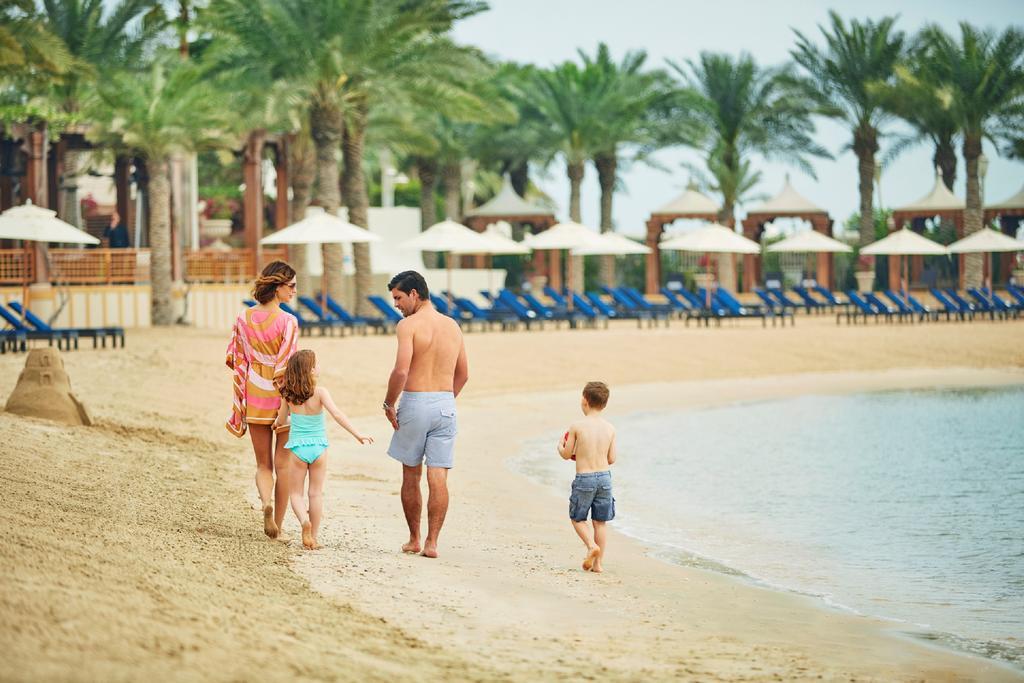 Four Seasons Hotel Доха Экстерьер фото Family on the beach at Jumeirah Beach Hotel