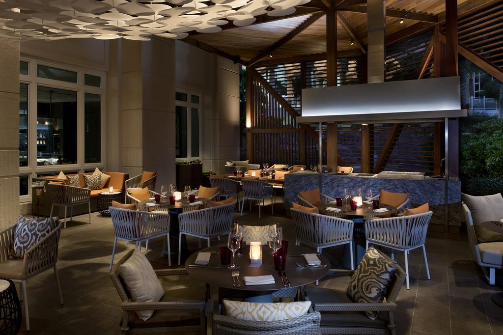 Four Seasons Hotel Доха Экстерьер фото The interior of the restaurant