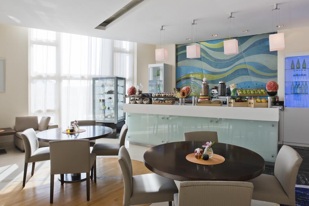 Four Seasons Hotel Доха Экстерьер фото The Club Lounge at the airport
